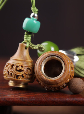 绿檀木刻镂空葫芦香囊手