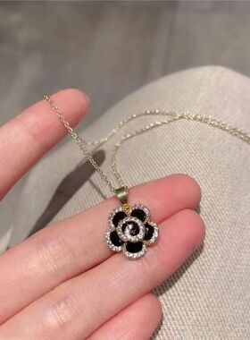 设计感小众黑色山茶花项链女锁骨链新款ins简约气质颈链夏