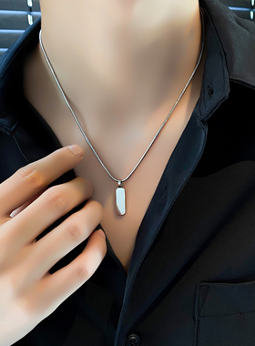 男生项链短款锁骨链高级感小众轻奢痞帅配饰男生百搭铭牌刻字吊坠