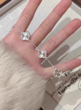 银手链，时尚搭配的亮点