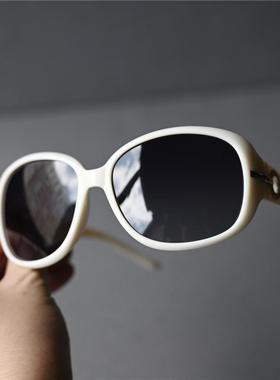 白色偏光太阳镜女士经典圆框墨镜开车旅游中年女大弯度透绿茶色