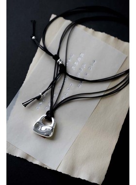 银丝刺绣肌理包锁吊坠长项链