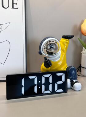 创意客厅宇航员摆件表钟智能小闹钟电子数字时钟摆台式太空人钟表