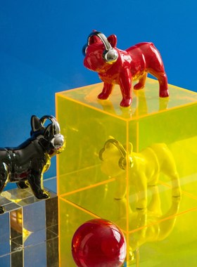 包豪斯未来风红色耳机斗牛v犬狗雕塑陶瓷银色相机客厅艺术简约摆