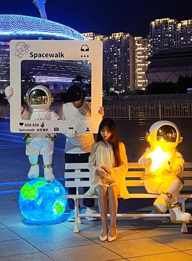 宇航员太空人玻璃钢雕塑科技馆航天模型商场景区打卡景观装饰摆件
