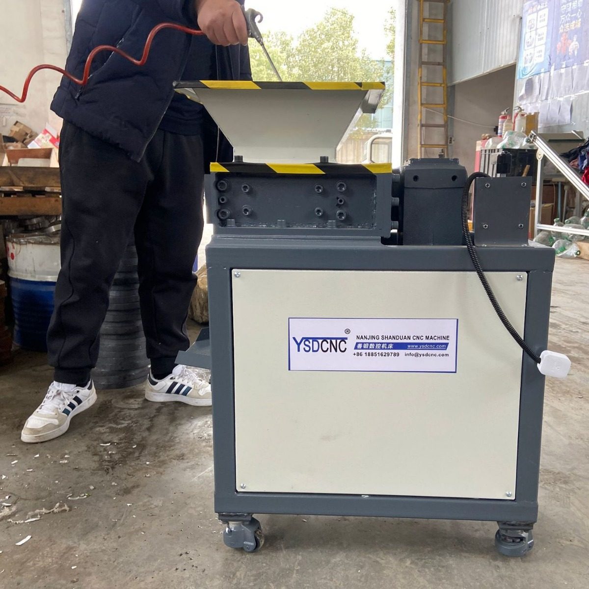 Household garbage single shaft shredder, chassis small plastic shredder, wood shredder, crusher