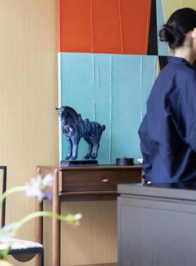 若奈家居东方名瓷蓝唐马窑釉饰寓意丰富。客厅入口