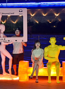 玻璃钢户外运动人物雕塑