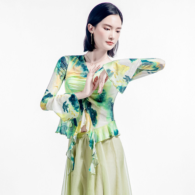 2025秋季新款V领字母印花晕染荷叶边上衣女喇叭袖跳舞女士广场舞,淘宝优惠券,粉丝福利购,淘宝优惠卷