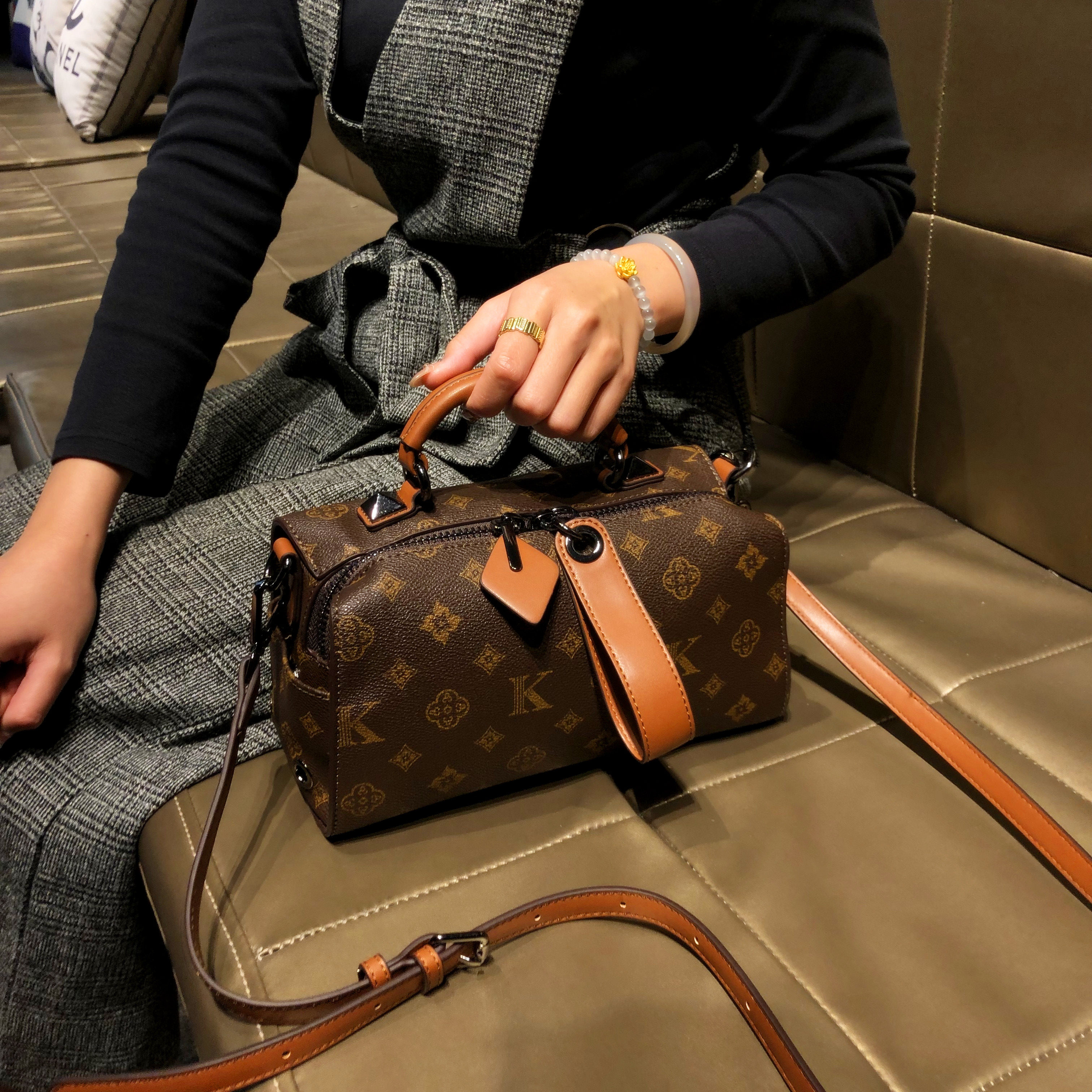 香港品牌包包2025新款冬季复古通勤手提包真皮单肩斜挎波士顿包女,淘宝优惠券,粉丝福利购,淘宝优惠卷