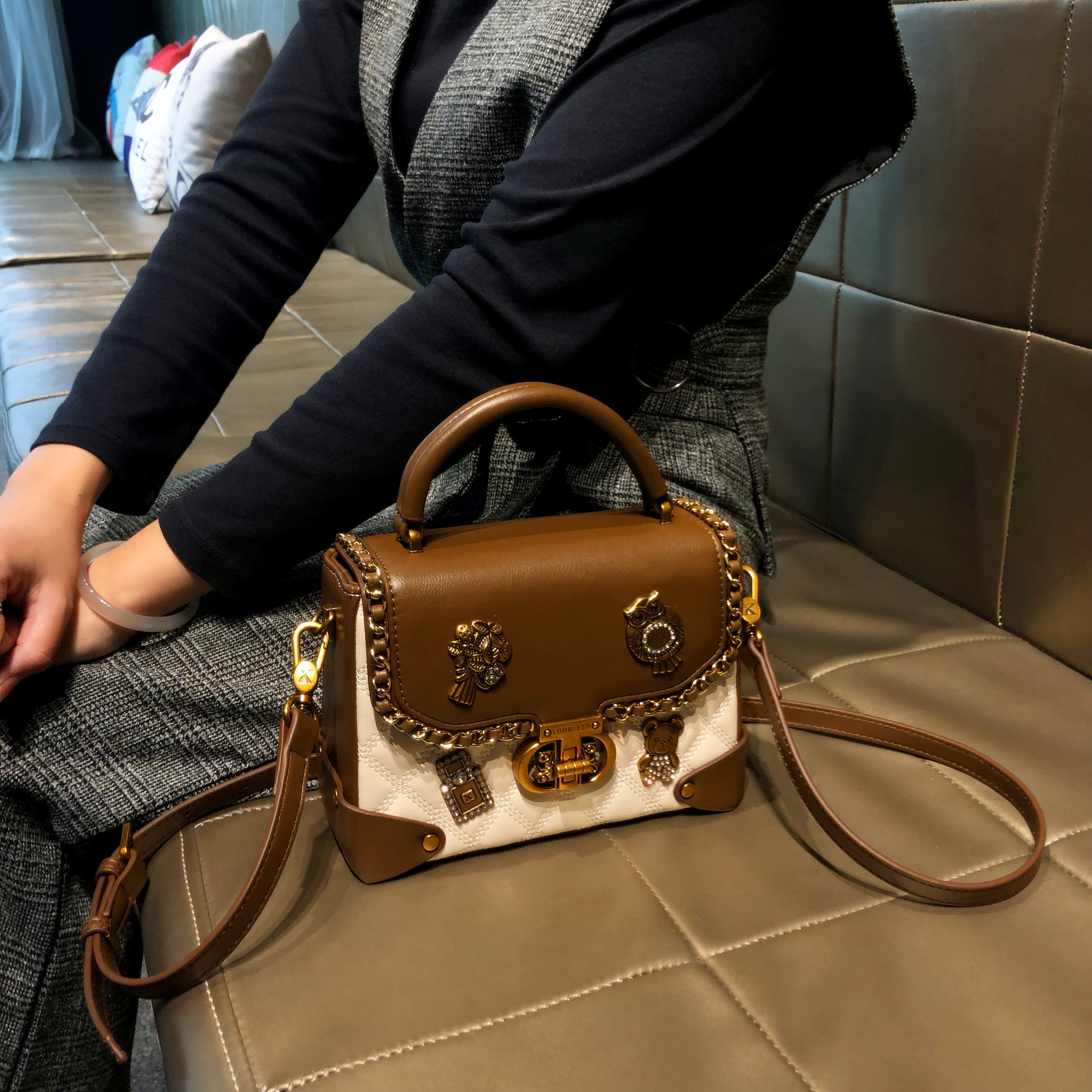 香港品牌包包女款2025新款秋冬高级感斜挎小方包真皮单肩手提小包,淘宝优惠券,粉丝福利购,淘宝优惠卷