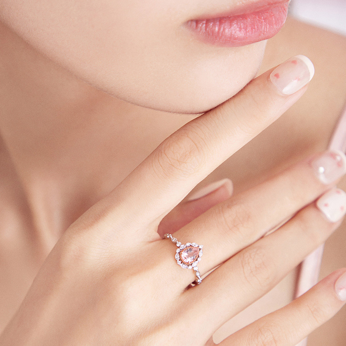 周大福SOINLOVE 月桂之心18K金水滴形摩根石钻石戒指礼物 - 图0