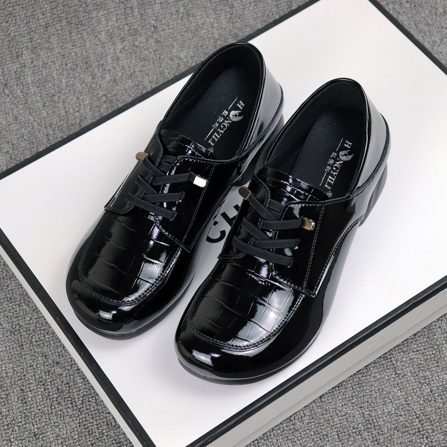 红依利女鞋2025新款漆皮英伦风复古百搭小皮鞋牛筋底舒适深口单鞋,淘宝优惠券,粉丝福利购,淘宝优惠卷