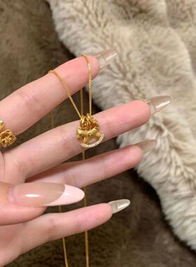 金色精致镂空锆石小众吊坠项链设计高级感气质百搭秋冬配饰毛衣