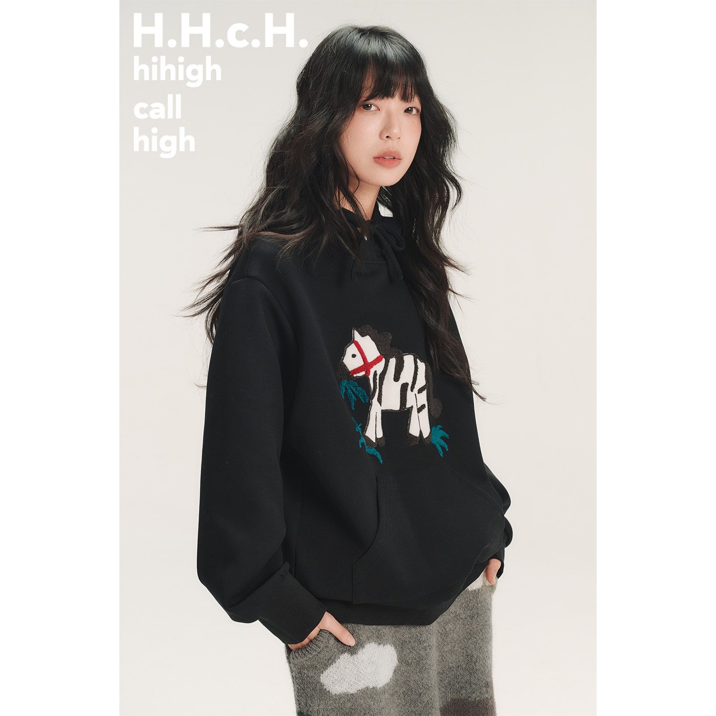 HHCH口海 SS26 马年撞色贴布立体绣花小马连帽宽松黑色卫衣,淘宝优惠券,粉丝福利购,淘宝优惠卷