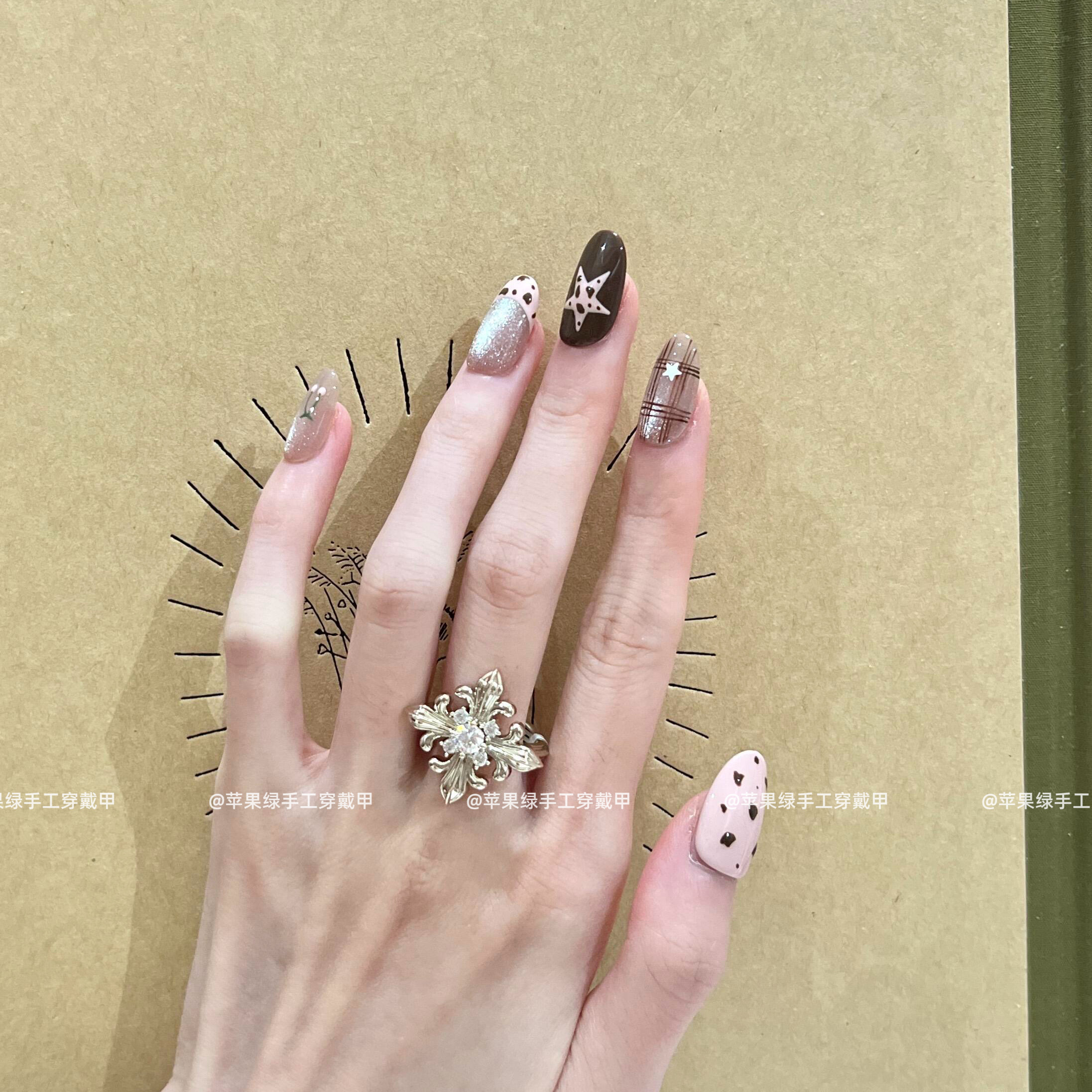 曲奇奶昔｜秋冬爆闪猫眼粉棕手绘星星豹纹法式显白短款手工穿戴甲,淘宝优惠券,粉丝福利购,淘宝优惠卷