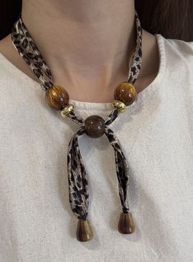 [楼哈哈]韩系秋冬配饰项链豹纹丝巾系脖高级感长款串珠颈链装饰