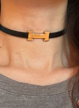 [楼哈哈]轻奢字母choker项圈皮革金色扣复古颈带美拉德秋冬锁骨链