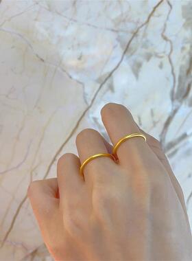 古代纯金戒指的妇女与厚实的手