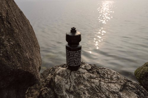 捏手指Fingerscrossed THE POWER OF THE PRESENT BLACK骑行水壶 - 图2