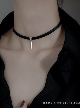 男2025新款项圈项链网红设计黑皮绳锁骨链气质简约吊坠