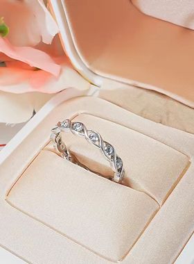 莫桑石微镶麻花间隔钻戒指