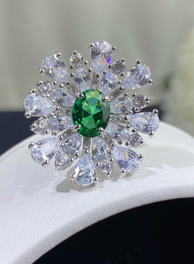 莫桑石群镶满钻冰花绿钻戒指