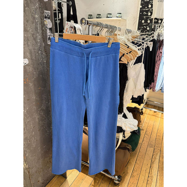 BM's ແອວຕ່ໍາບາດເຈັບແລະແຂບດິບ drape ກາງເກງຊື່