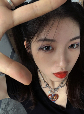 琉璃蝴蝶爱心项链易于佩戴搭配