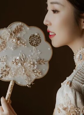 中式婚礼新娘结婚秀禾服团扇古风