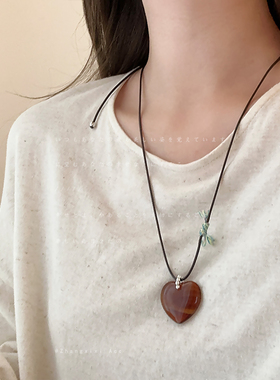 焦糖琥珀色树脂爱心吊坠棕绳项链女时尚气质通勤百搭颈链毛衣链
