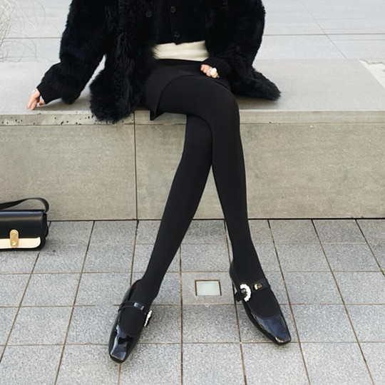 Miu style wears high-elastic gray stockings that don’t fall out of style