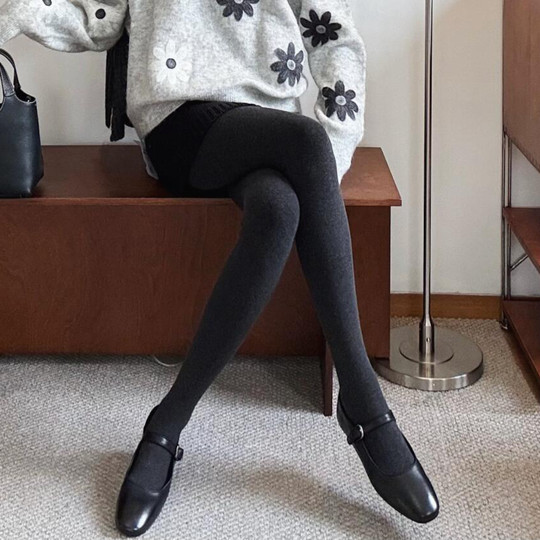 Miu style wears high-elastic gray stockings that don’t fall out of style