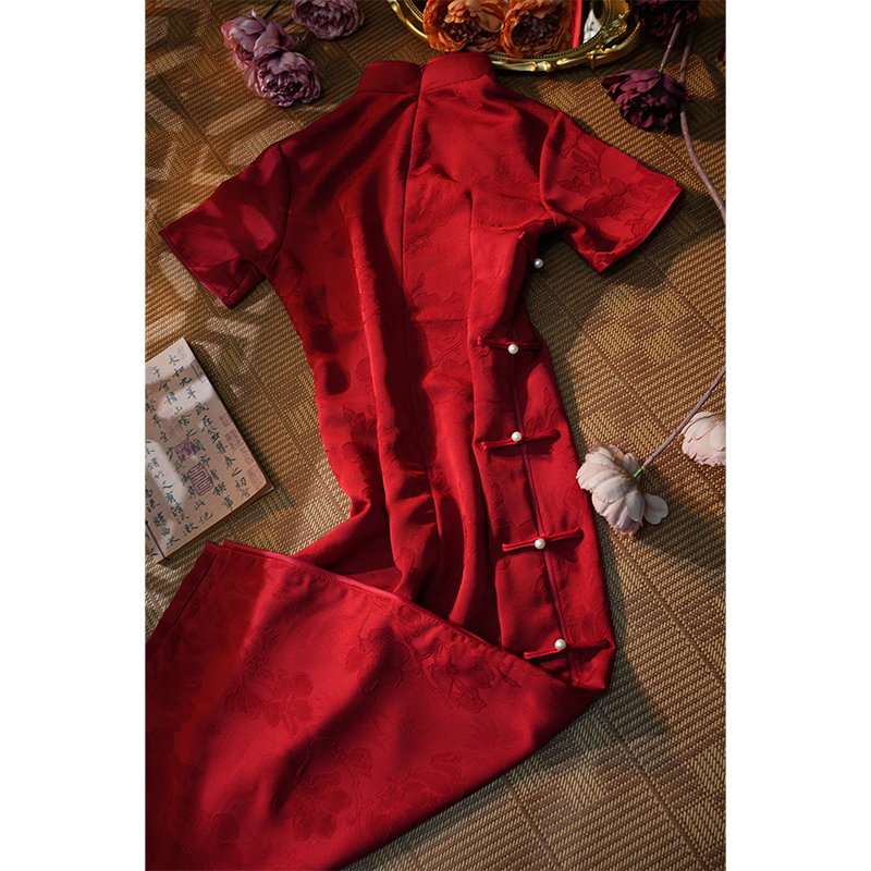 Red cheongsam for bride, summer lightweight evening dress, 2023 collection Red cheongsam for bride, summer lightweight evening dress, 2023 collection