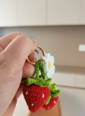 成品毛线钩织莓有烦恼汽车钥匙扣草莓包包小挂件情侣可爱礼物挂饰