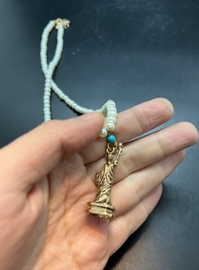 白色琉璃珍珠自由女神吊坠短款项链 长度45厘米左右