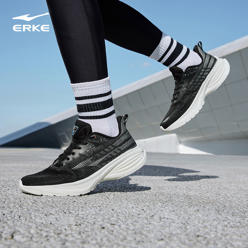  鸿星尔克跑步鞋