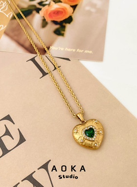 INS拉丝纹理镶嵌祖母绿色爱心形吊坠项链锁骨链钛钢镀金复古气质