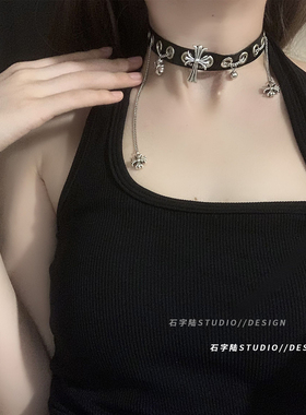 黑色皮质镶钻十字架流苏吊坠