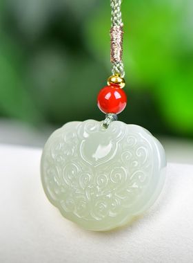 精致和田玉兽面锁吊坠