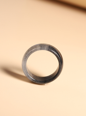 和田玉青花籽料黑白分明素圈戒指