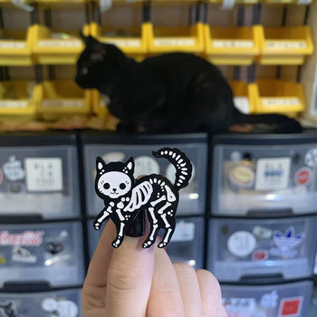 BlackToo/Dark Cat Skeleton Brooch Smiling Skull Personalized Badge ເຂັມຂັດແມວດຳ