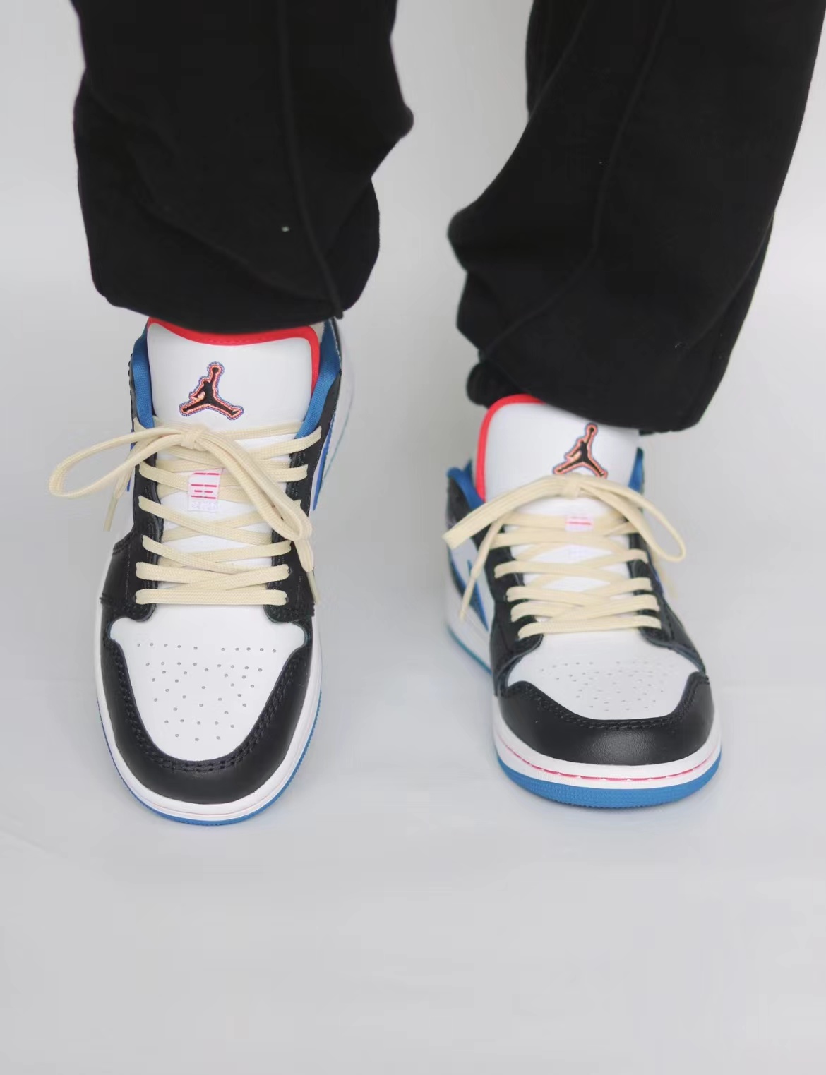 叮咚体育 Air Jordan 1 Low AJ1黑白蓝复古低帮篮球鞋 FV3622-141 - 图1