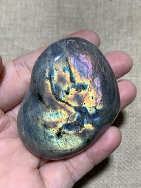 拉长石手把玩原石摆件紫彩色白体心形