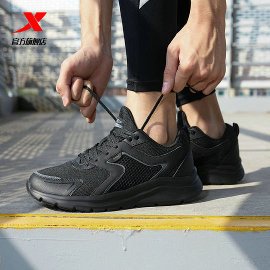 特步跑步鞋男鞋冬季新款黑色运动鞋皮面防泼水爸爸减震网面休闲鞋