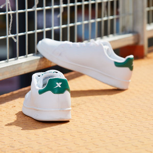 特步情侣休闲跑步鞋