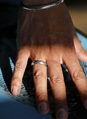 蛇链银烟熏和抛光立体精工戒指