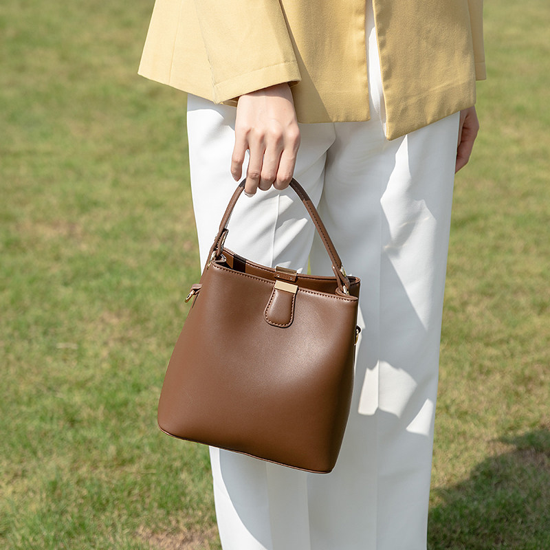 秋冬季2021新款时尚百搭小众水桶包 品牧女士包袋