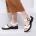 Cửa hàng hàng đầu Dadong 2019 mùa hè mới thoải mái giữa dốc với dây nịt khóa Velcro sandal nữ DW19X5033A - Sandal