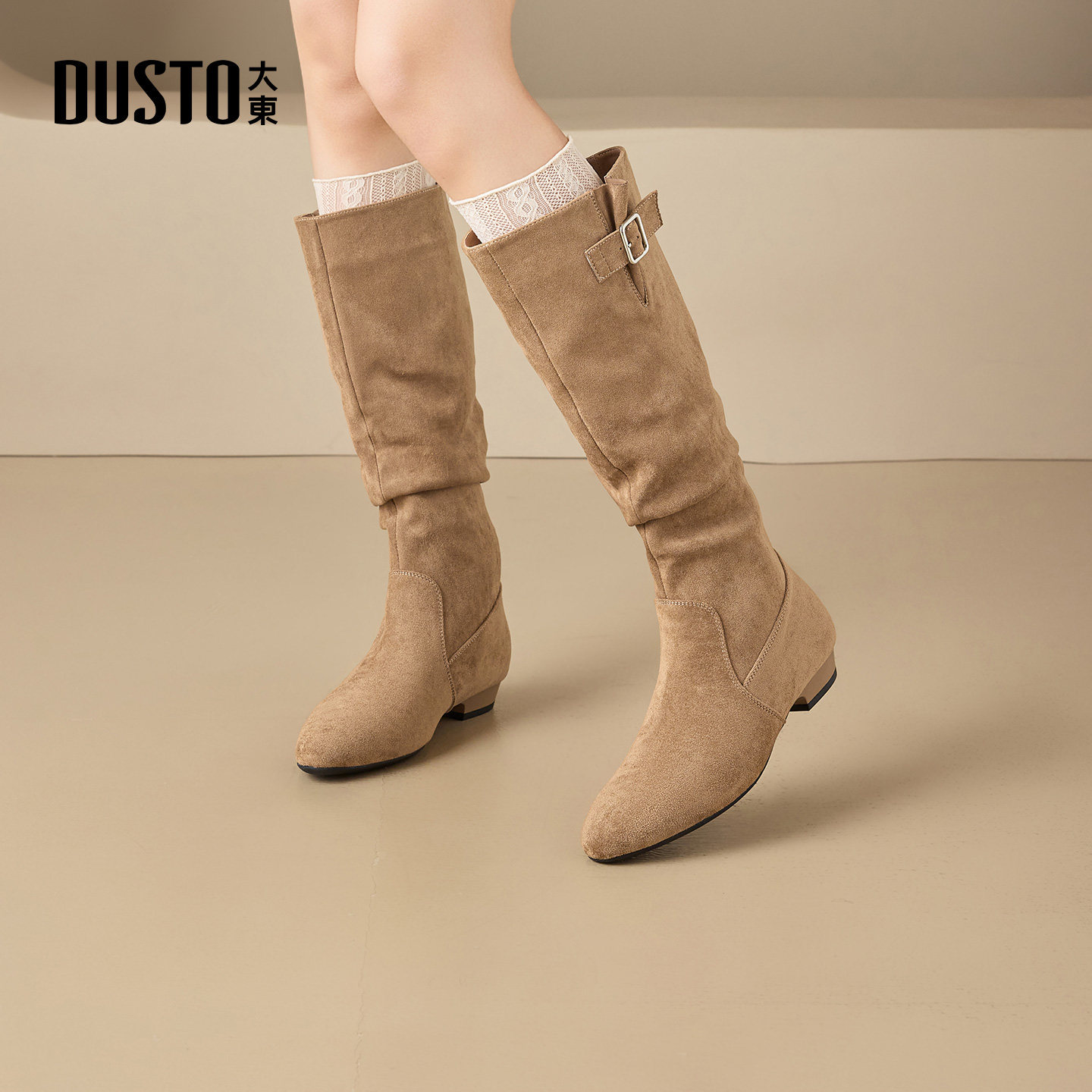 大东长筒靴2025年冬季新款女鞋简约方跟低跟尖头套筒饰扣002368,淘宝优惠券,粉丝福利购,淘宝优惠卷
